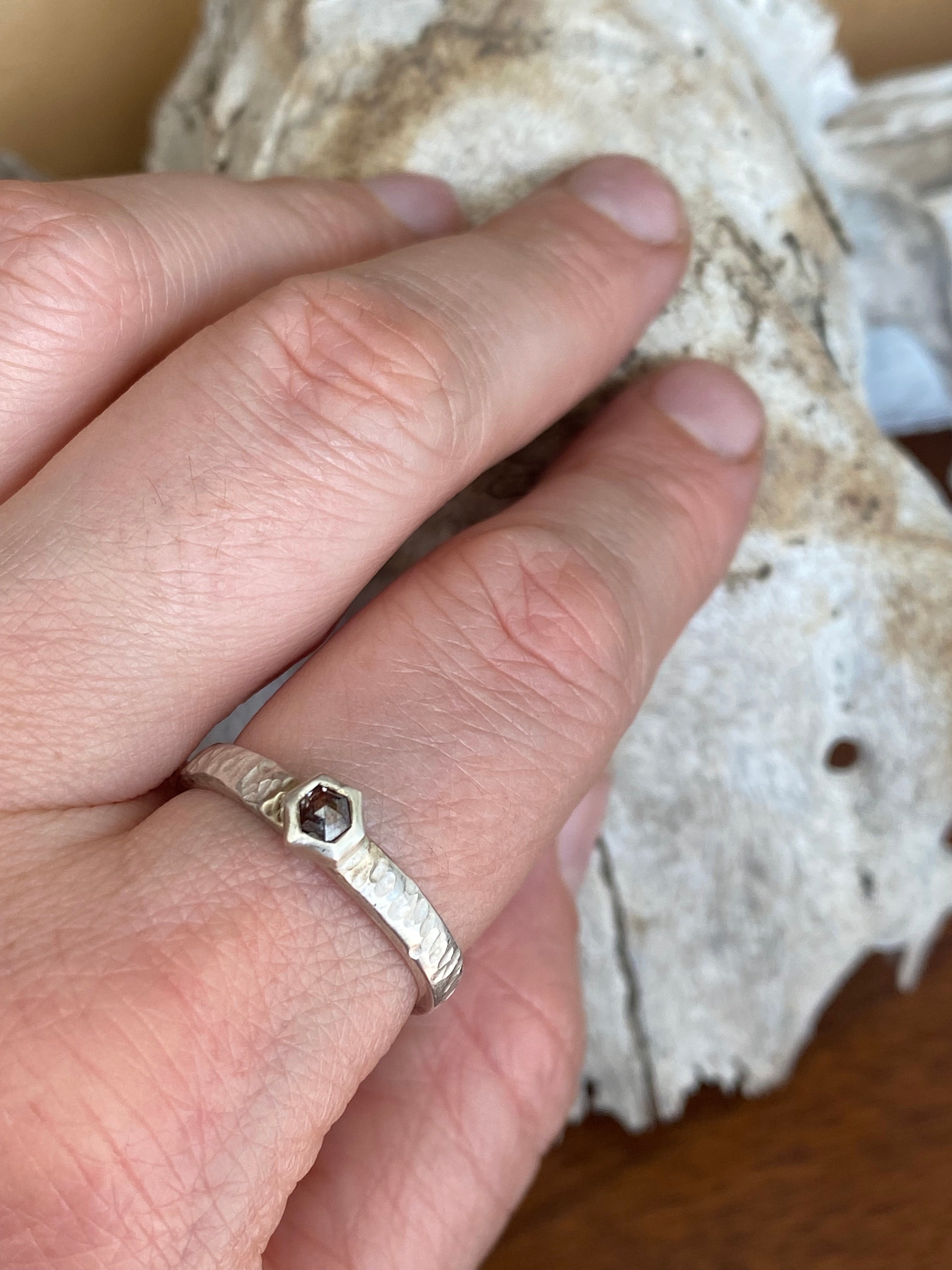 Betty Jäger- Petite Diamond Hexagon Ring