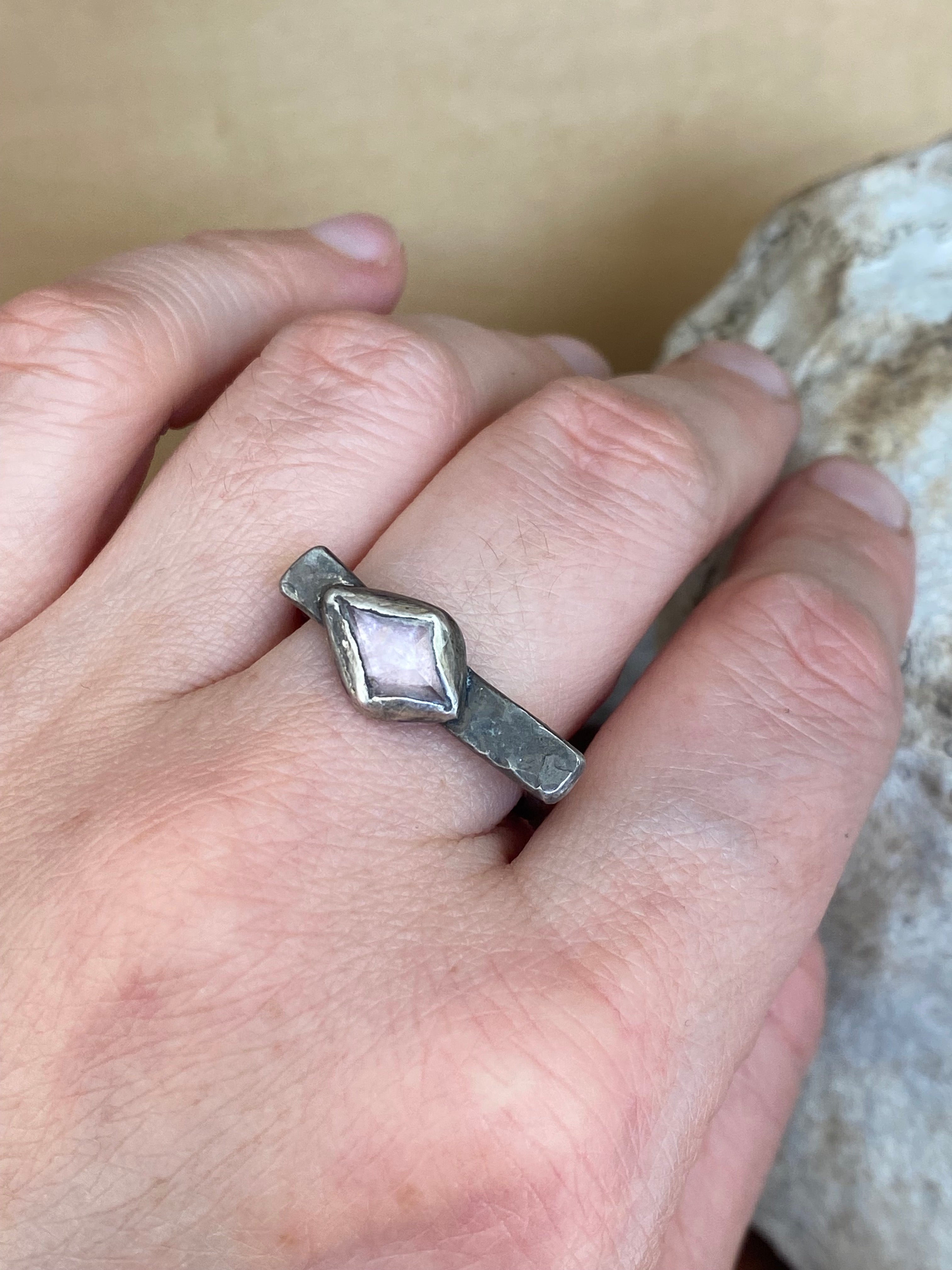 Betty Jäger- Spinel Kite Ring