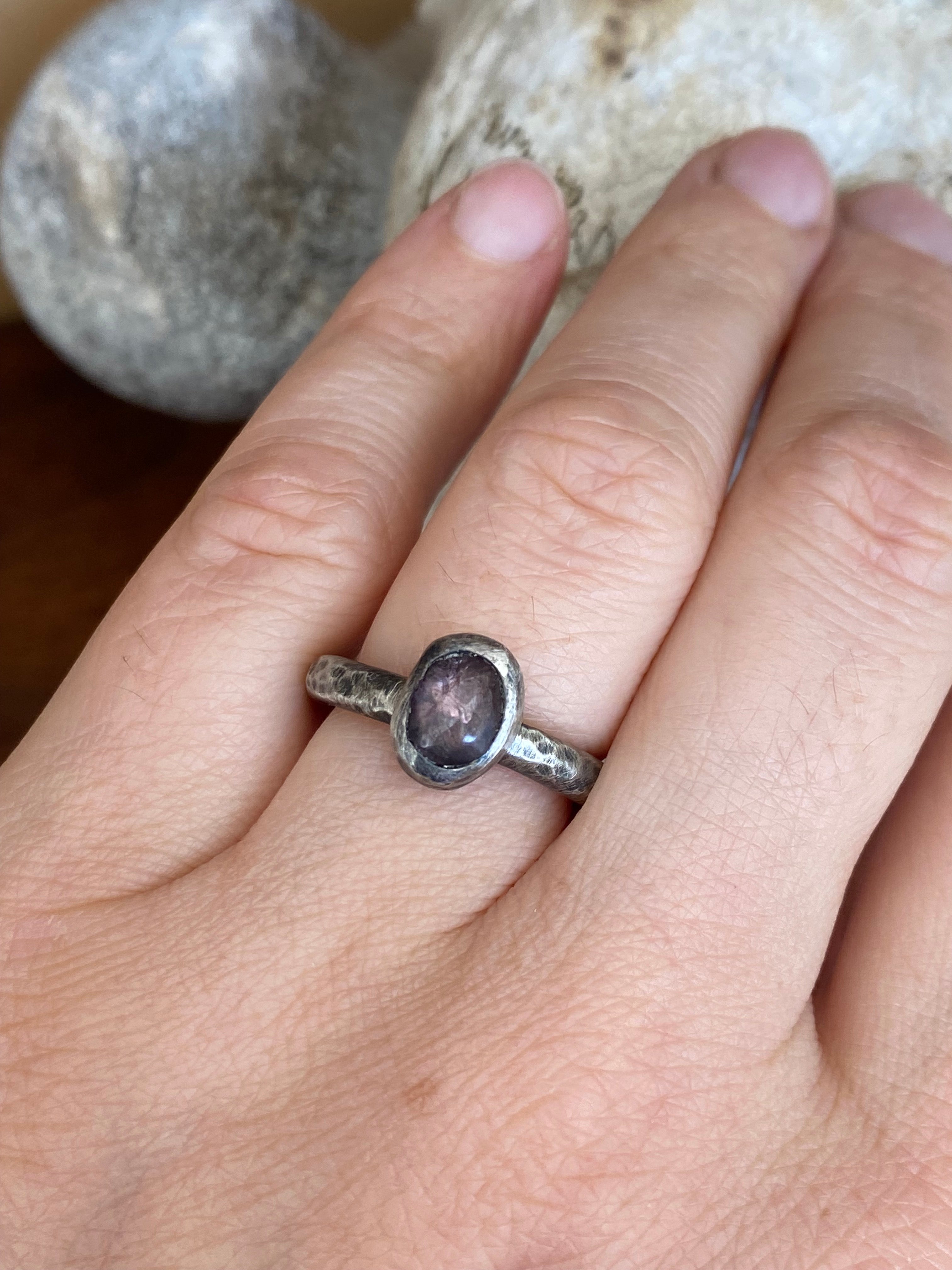 Betty Jäger- Spinel Cabochon Ring on Thick Hammered Band