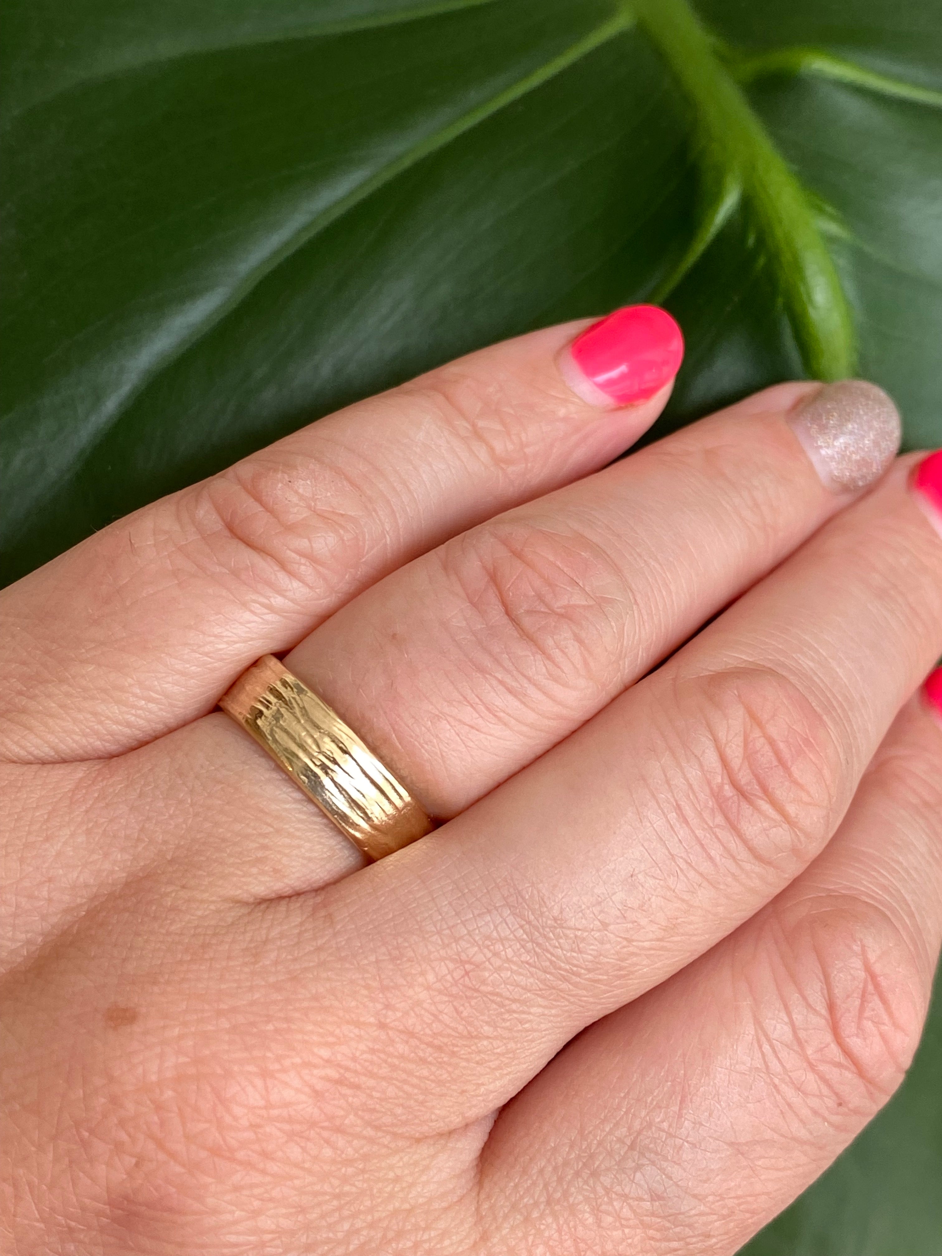 Elle Naz- Organic Linear Wide Band Ring