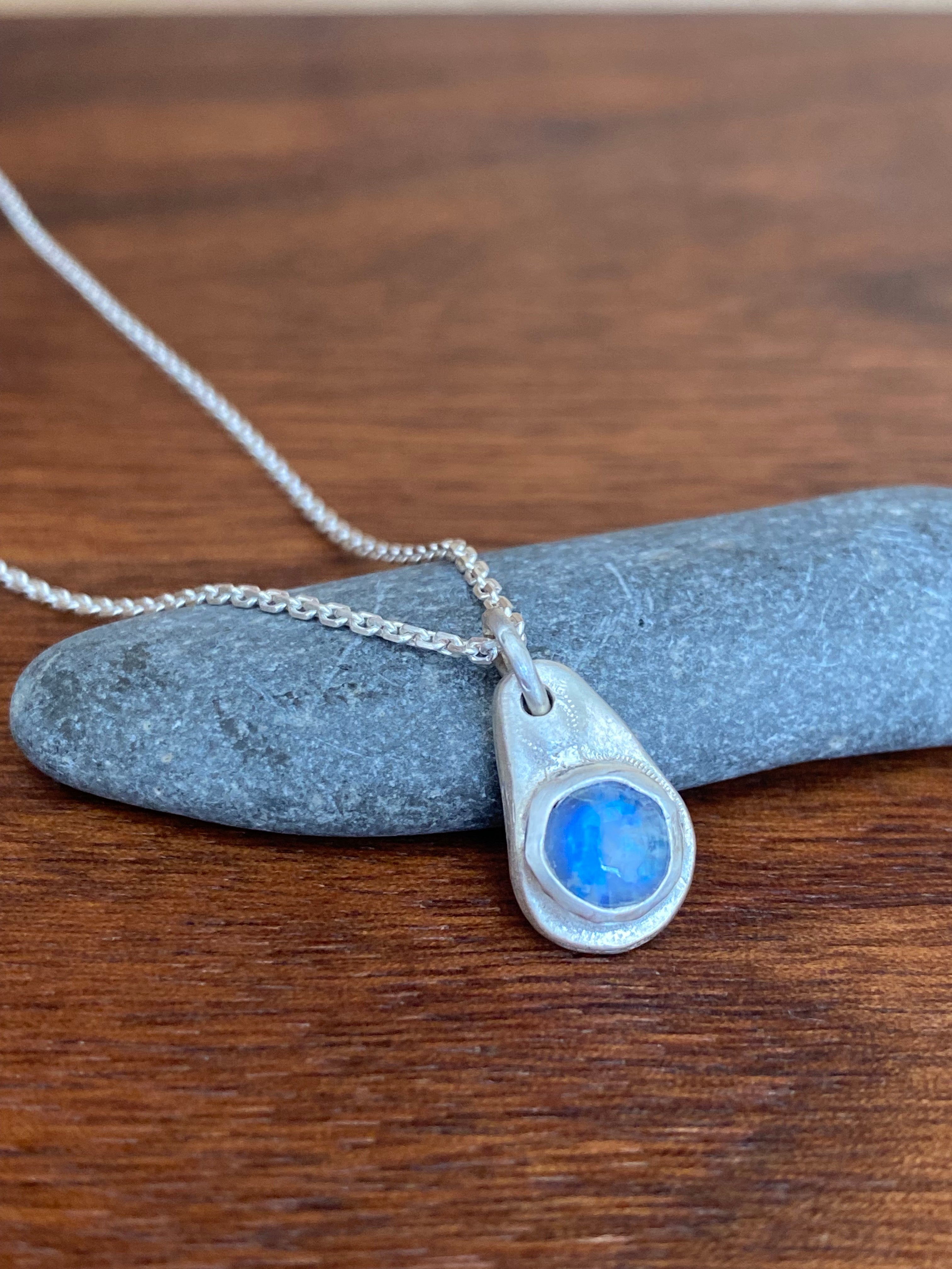 Betty Jäger- Petite Moonstone Necklace