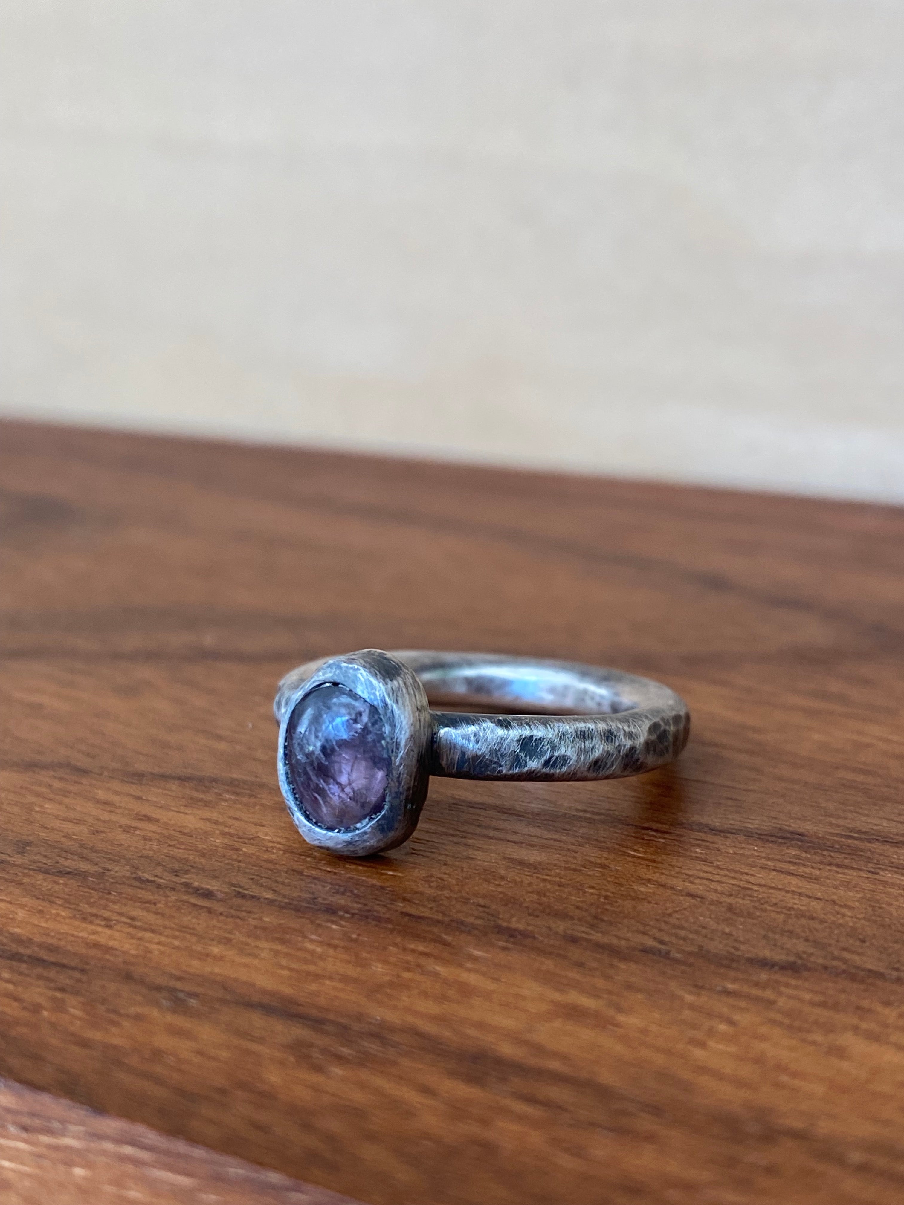 Betty Jäger- Spinel Cabochon Ring on Thick Hammered Band